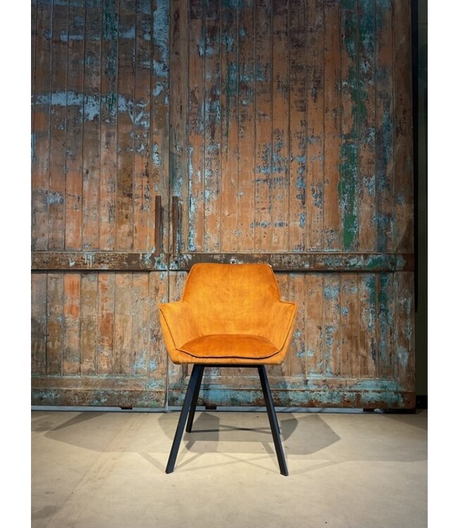 Eetkamerstoel Ella met arm in bekleding: C-Adore 132