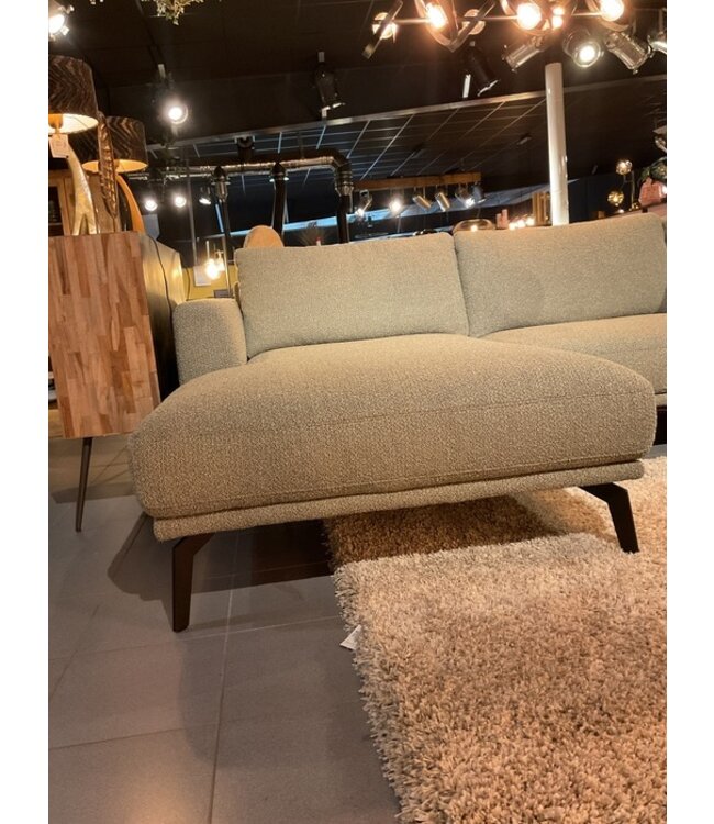 Rispens Bank Lotte zoals afgebeeld: Longchair + 2 zits + Ottomane. In bekleding: Opera 206 Thyme