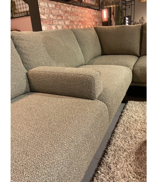 Rispens Bank Lotte zoals afgebeeld: Longchair + 2 zits + Ottomane. In bekleding: Opera 206 Thyme