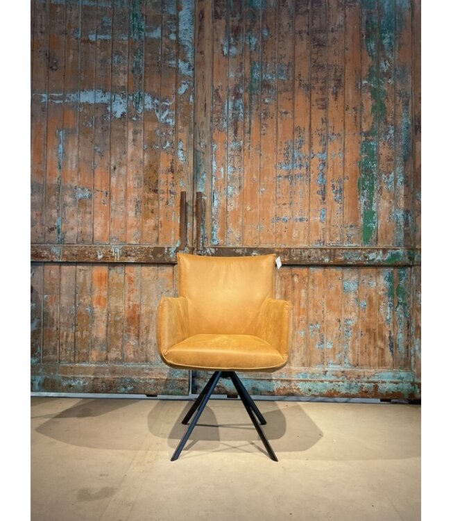 Eetkamerstoel Nora zoals afgebeeld: Met arm. In bekleding: Concrete Avocado