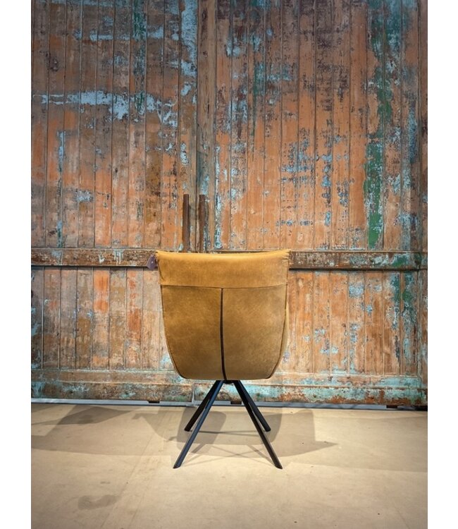 Eetkamerstoel Nora zoals afgebeeld: Met arm. In bekleding: Concrete Avocado