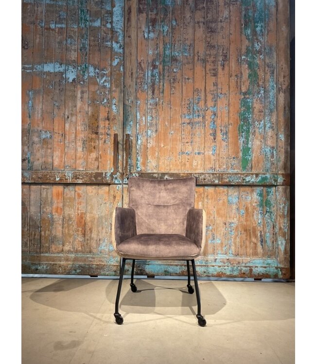 Eetkamerstoel Freya zoals afgebeeld: Met arm & skatewiel. In bekleding: Adore dark grey & Concrete sand