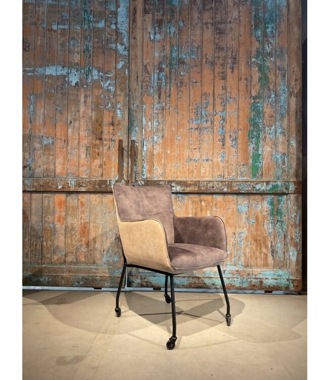 Eetkamerstoel Fay zoals afgebeeld: Met arm & skatewiel. In bekleding: Adore dark grey & Concrete sand