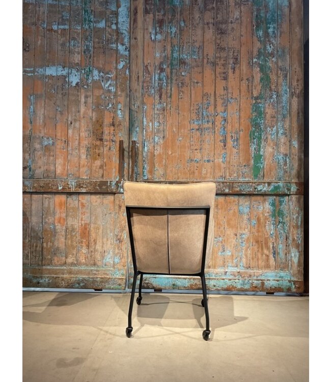 Eetkamerstoel Fay zoals afgebeeld: Met arm & skatewiel. In bekleding: Adore dark grey & Concrete sand