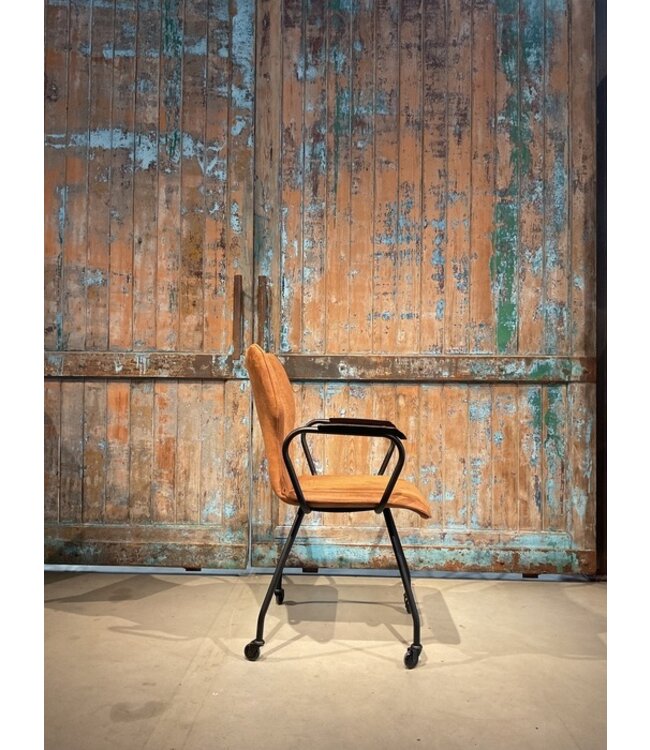 Eetkamerstoel Sophie zoals afgebeeld: Houten arm & skatewiel. In bekleding: Bull 09