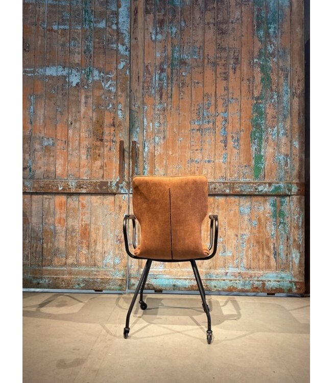 Eetkamerstoel Sophie zoals afgebeeld: Houten arm & skatewiel. In bekleding: Bull 09