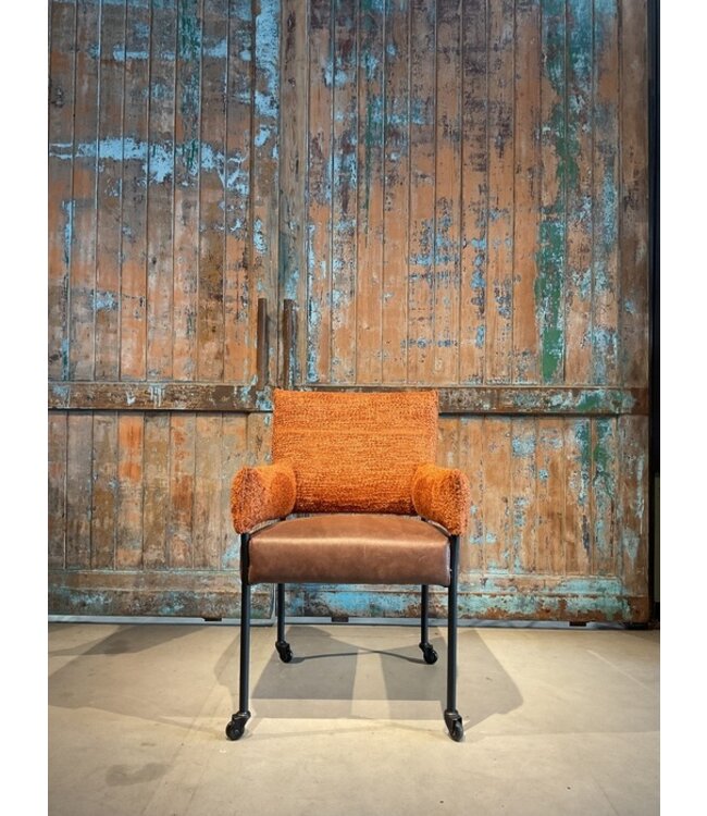 DS meubelen Eetkamerstoel Imke zoals afgebeeld: Arm & rug in: Be Lovely caramel 12. Zitting: Vintage Brown