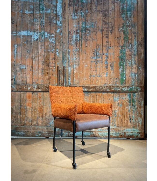 DS meubelen Eetkamerstoel Mike zoals afgebeeld: Arm & rug in: Be Lovely caramel 12. Zitting: Vintage Brown