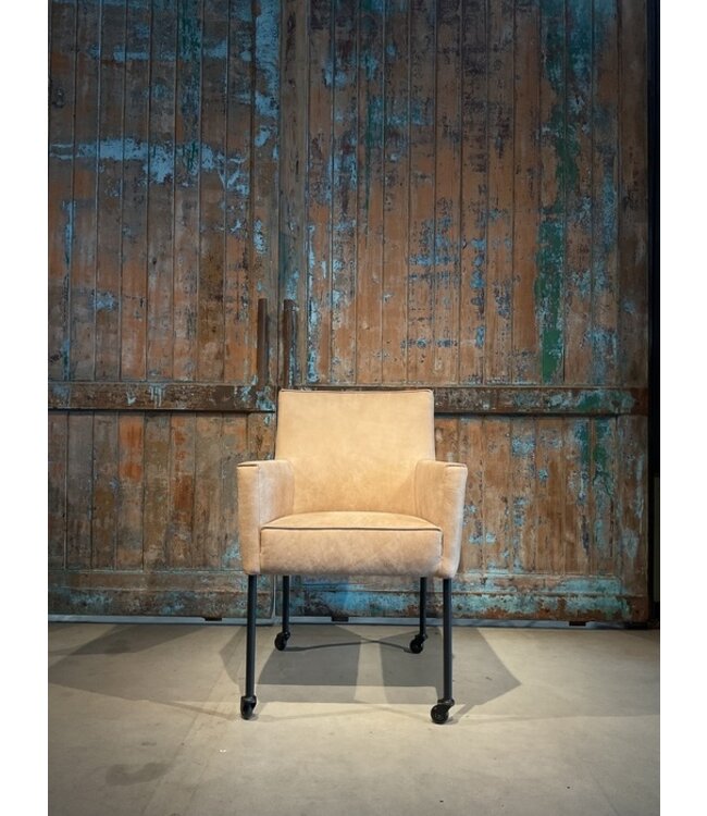 DS meubelen Eetkamerstoel Colt zoals afgebeeld met wiel, arm & harde zitting. In bekleding: Concrete Sand