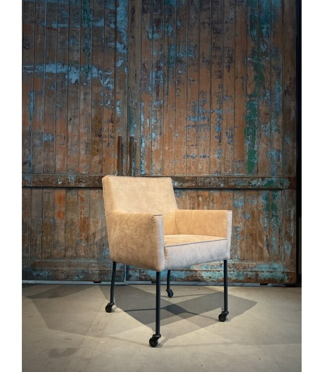 DS meubelen Eetkamerstoel Colt zoals afgebeeld met wiel, arm & harde zitting. In bekleding: Concrete Sand