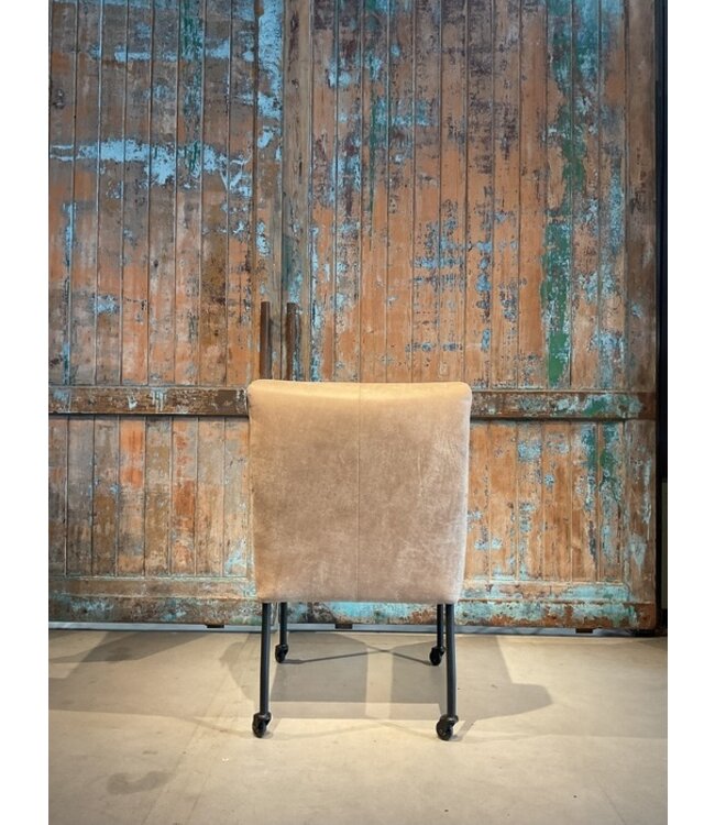 DS meubelen Eetkamerstoel Colt zoals afgebeeld met wiel, arm & harde zitting. In bekleding: Concrete Sand
