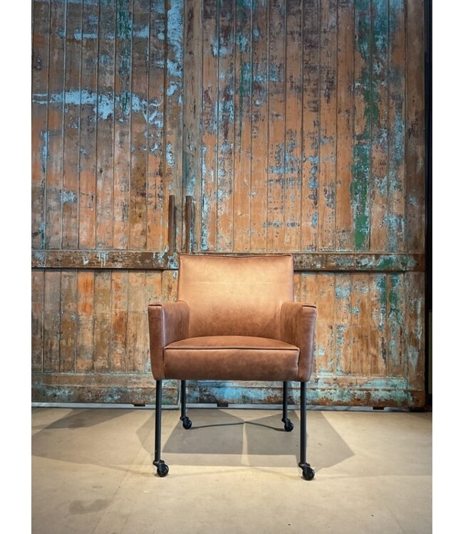DS meubelen Eetkamerstoel Nicole XL zoals afgebeeld: met wiel & arm. In bekleding: Vintage brown