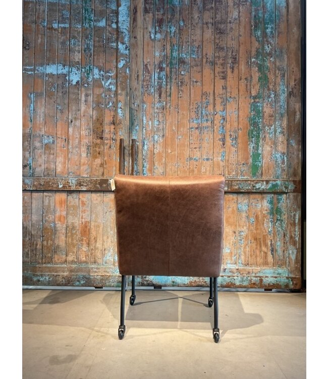 DS meubelen Eetkamerstoel Nicole XL zoals afgebeeld: met wiel & arm. In bekleding: Vintage brown