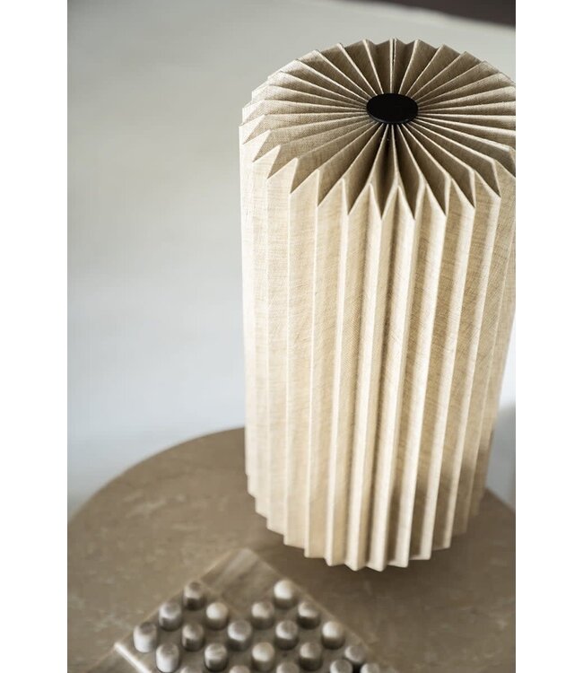 By-Boo Tafellamp Zuki – By-Boo – Papier, linnen & hout – 26x26x62 cm – Natuurlijk design