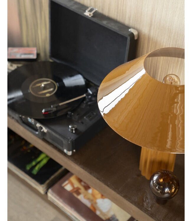 By-Boo Tafellamp Pallas Mustard – By-Boo – Geglazuurd ijzer – 39x39x44 cm – Speels design