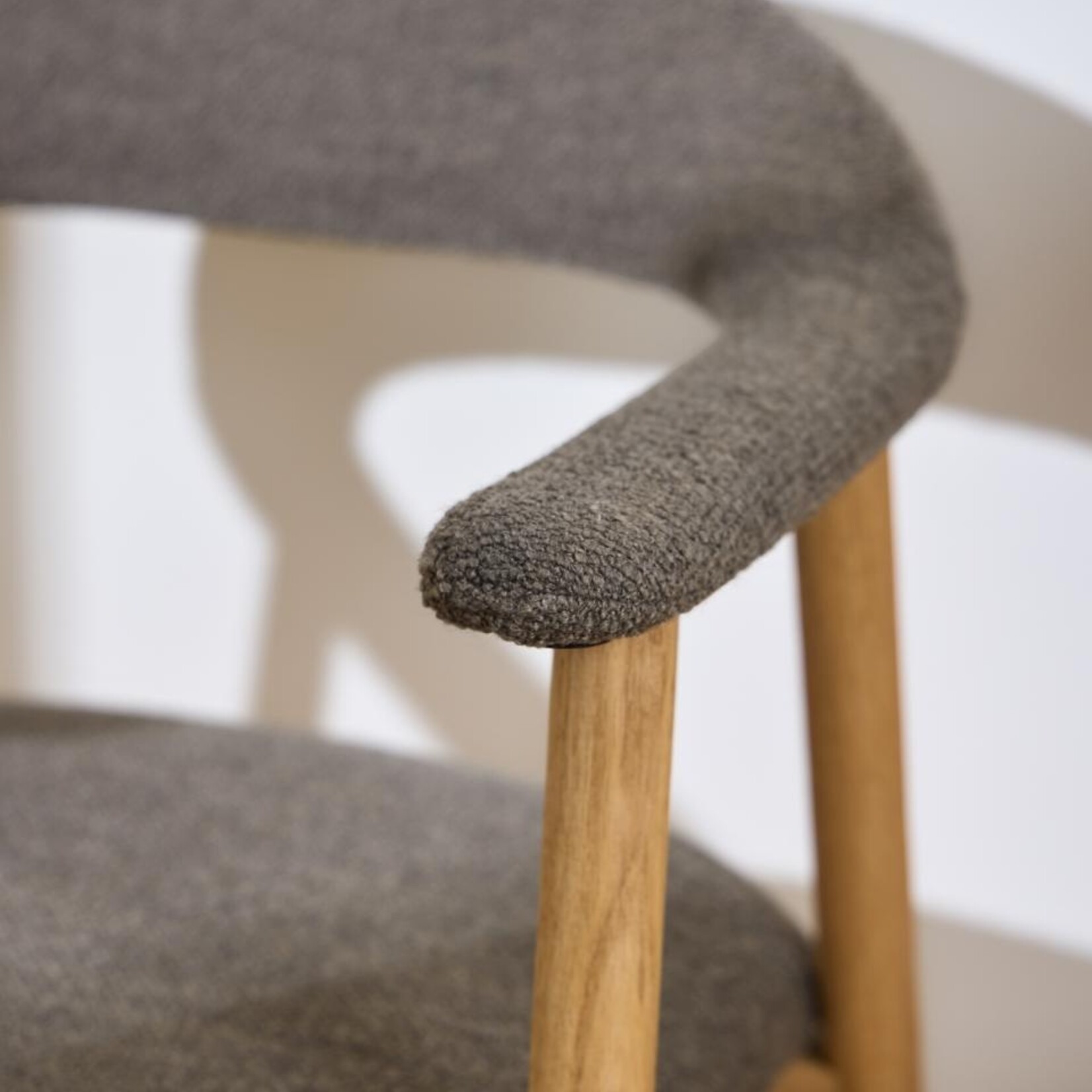 Addi eetkamerstoel met armleuning Taupe kleur