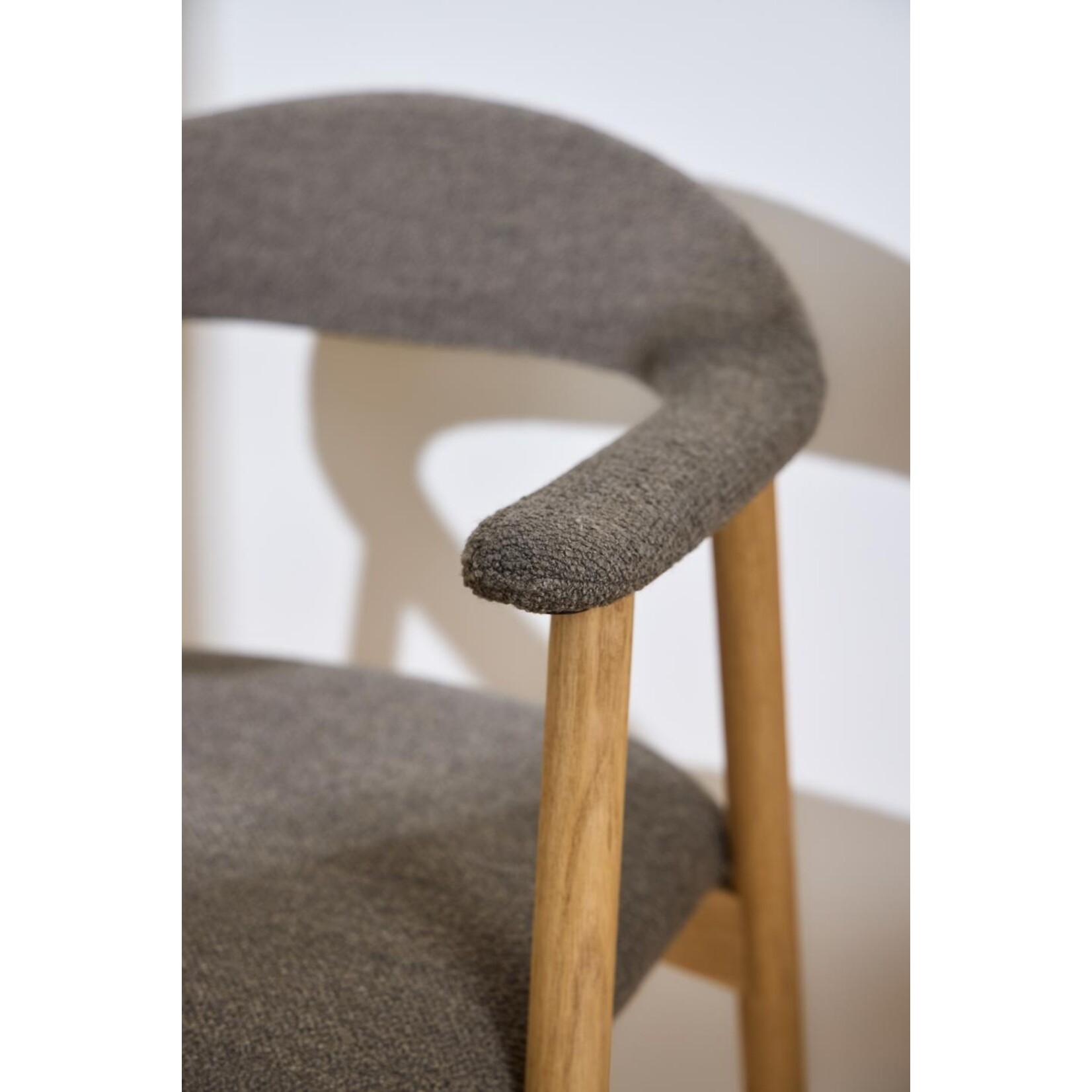 Addi eetkamerstoel met armleuning Taupe kleur