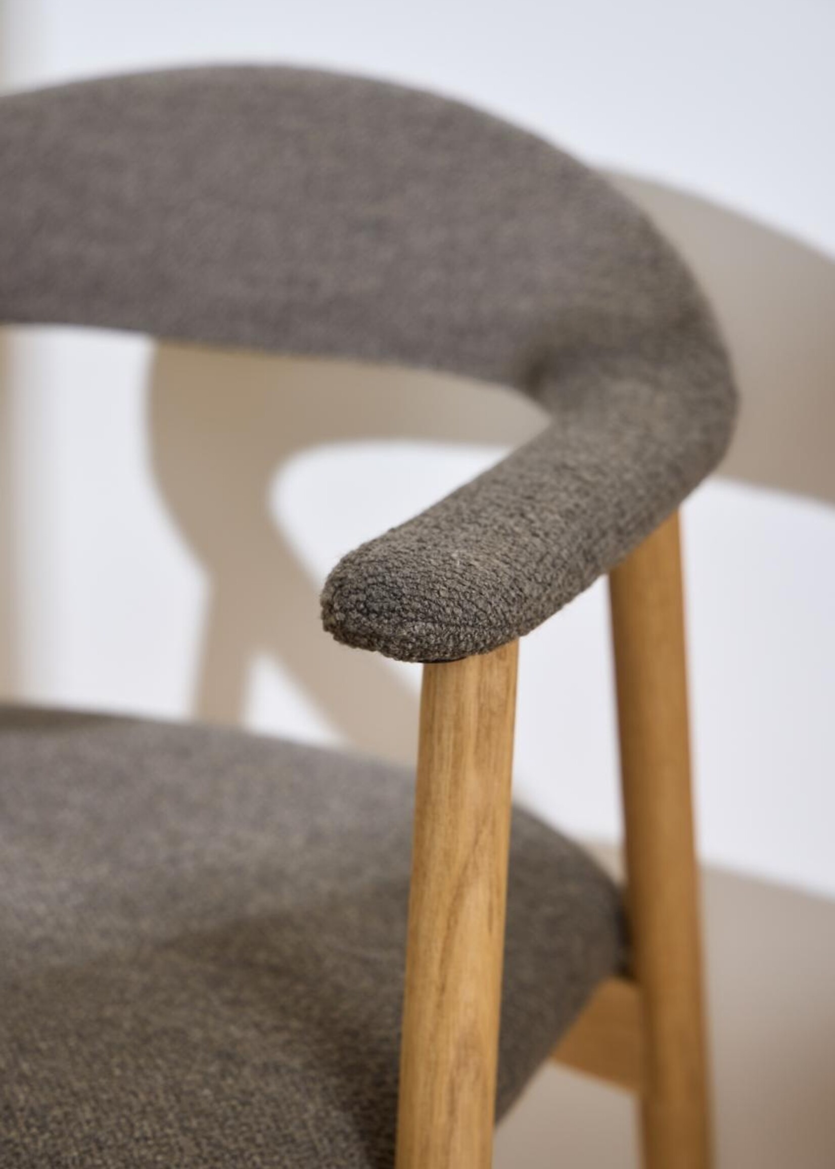 Addi eetkamerstoel met armleuning Taupe kleur