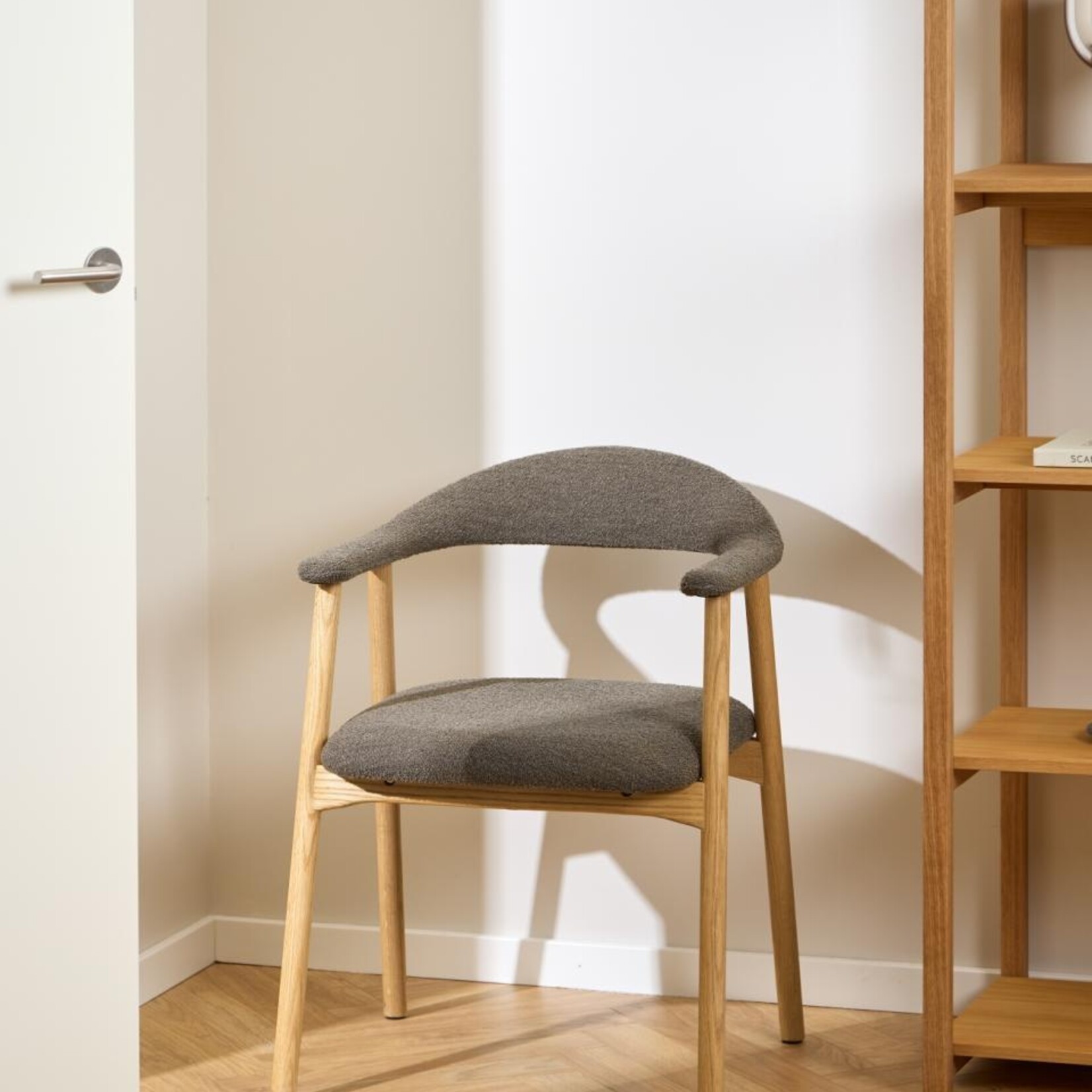 Addi eetkamerstoel met armleuning Taupe kleur