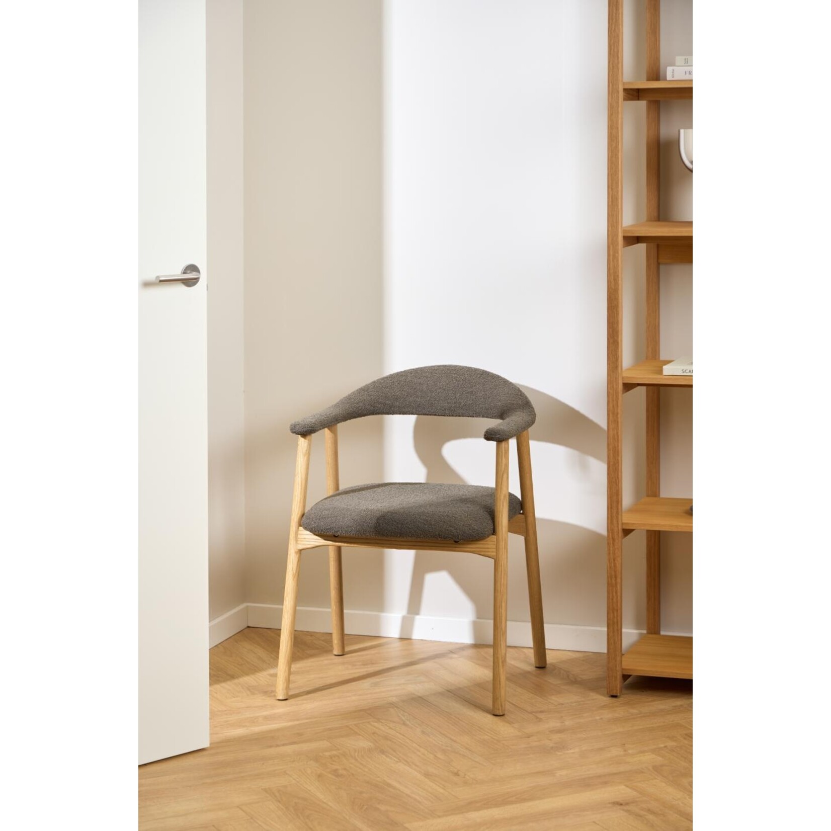 Addi eetkamerstoel met armleuning Taupe kleur
