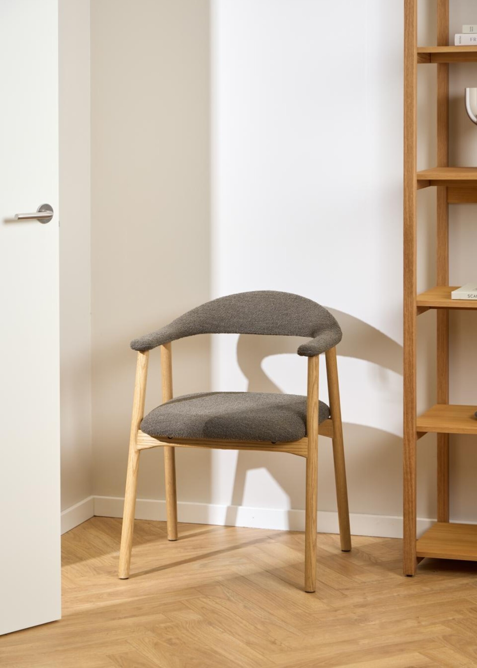 Addi eetkamerstoel met armleuning Taupe kleur