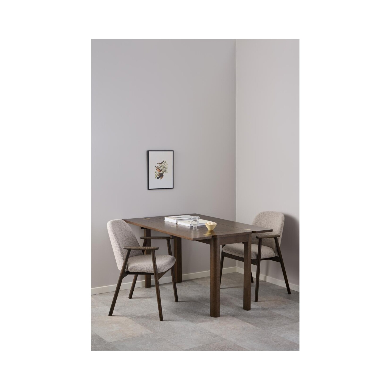 Leo eetkamerstoel met armleuning, stof Monza beige 60 FR, onderstel mat gerookt NC gelakt eiken