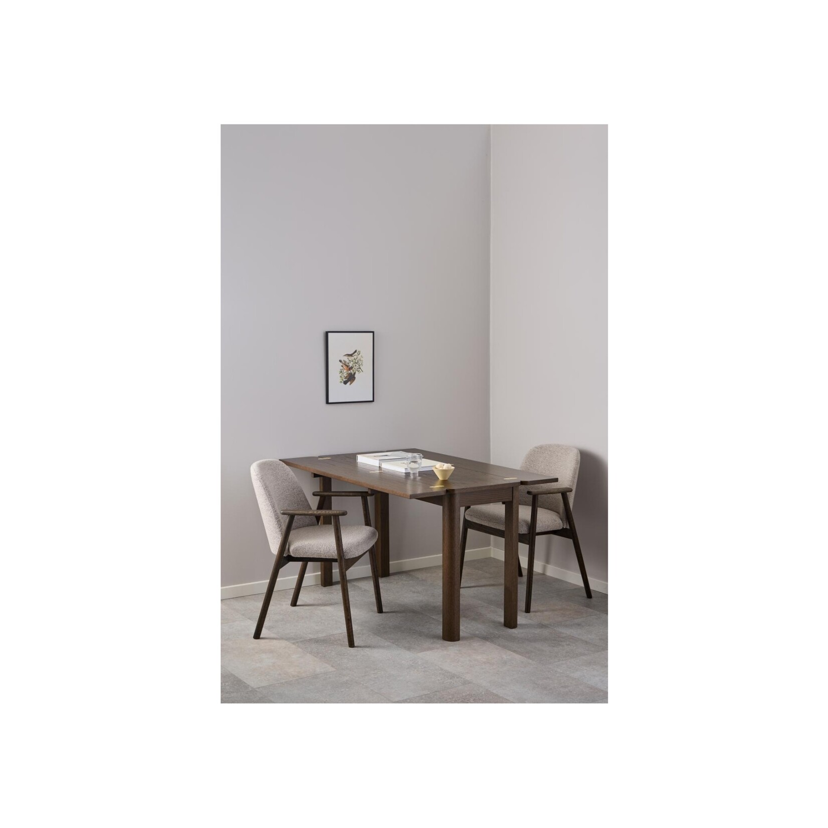 Leo eetkamerstoel met armleuning, stof Monza beige 60 FR, onderstel mat gerookt NC gelakt eiken