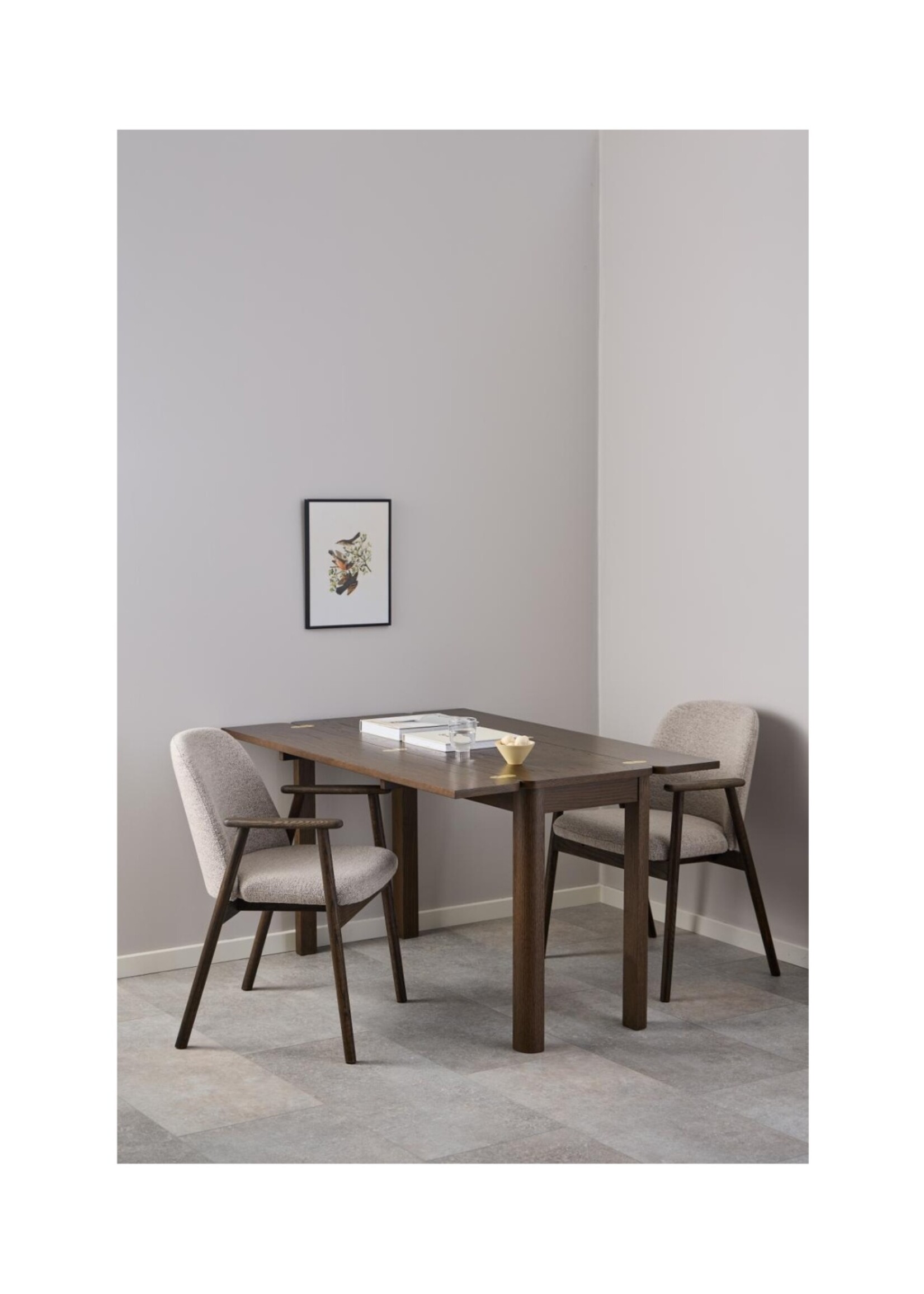 Leo eetkamerstoel met armleuning, stof Monza beige 60 FR, onderstel mat gerookt NC gelakt eiken