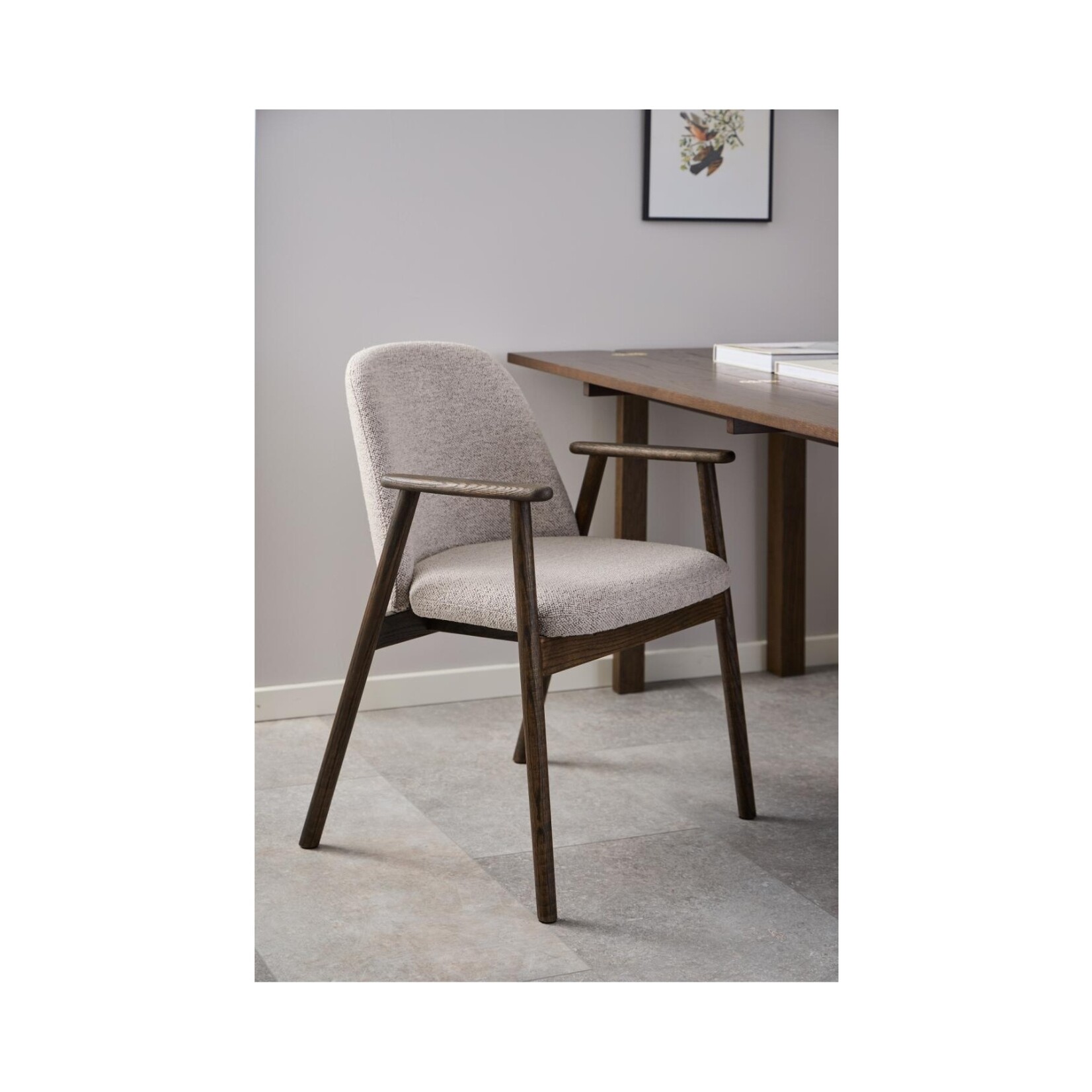 Leo eetkamerstoel met armleuning, stof Monza beige 60 FR, onderstel mat gerookt NC gelakt eiken