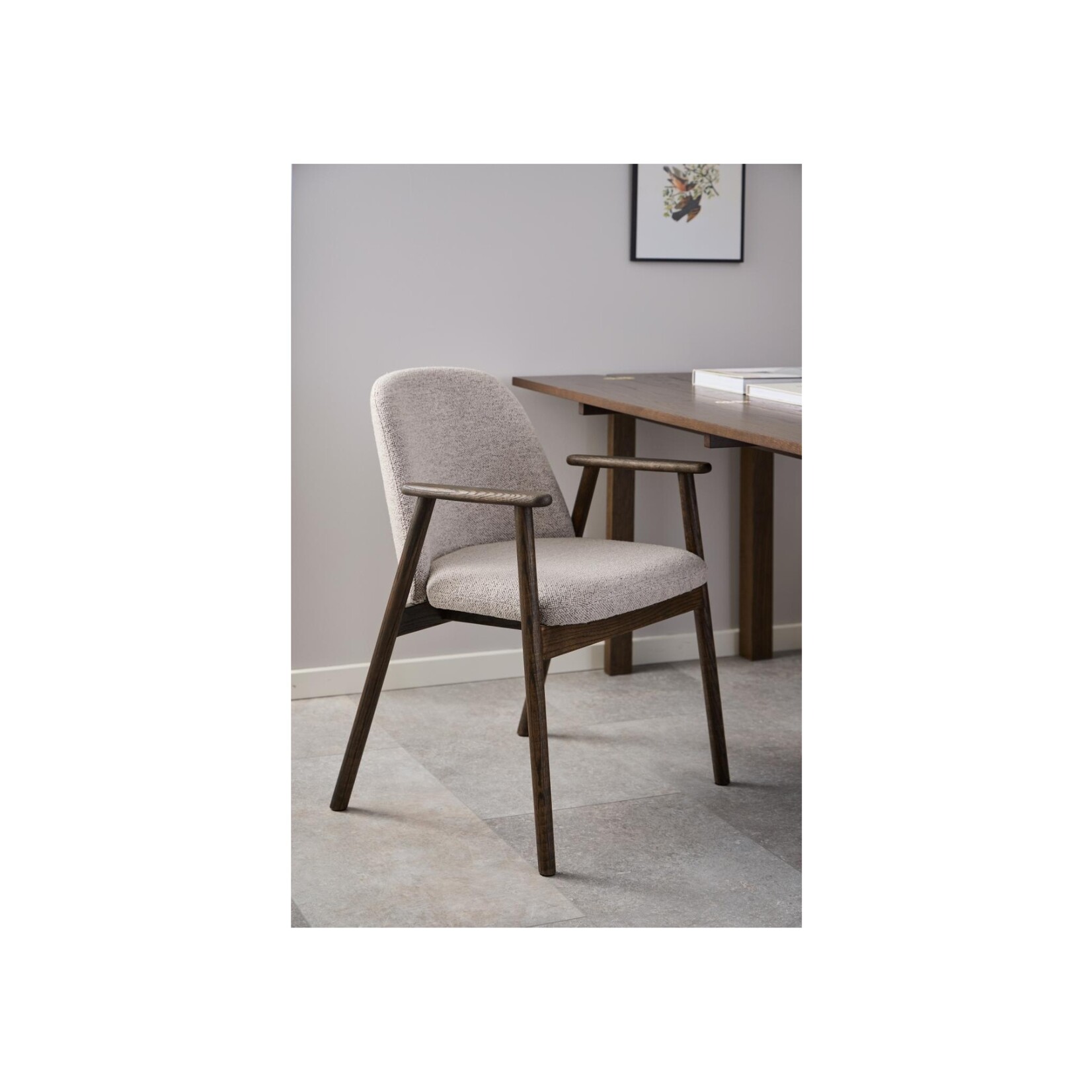 Leo eetkamerstoel met armleuning, stof Monza beige 60 FR, onderstel mat gerookt NC gelakt eiken