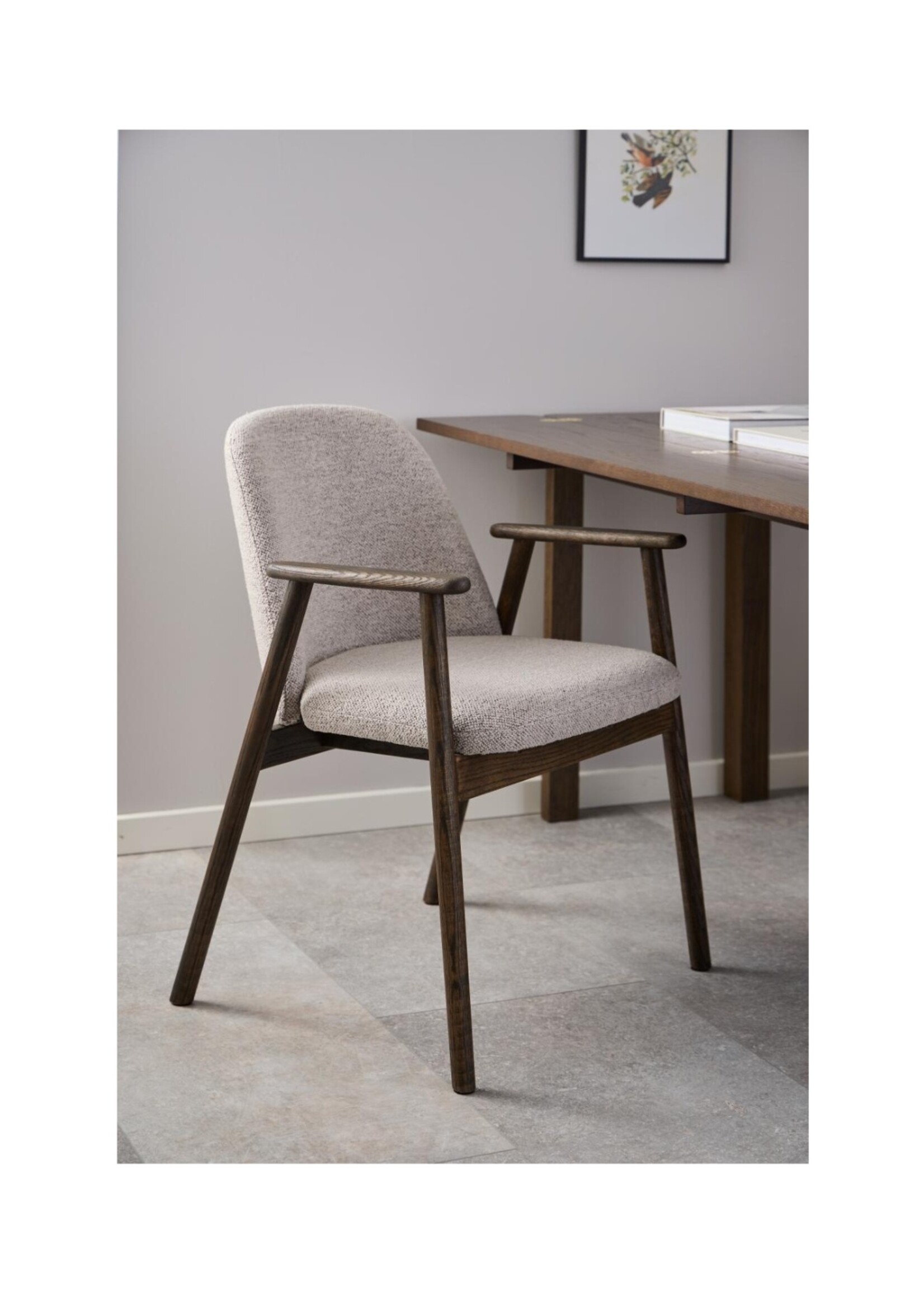 Leo eetkamerstoel met armleuning, stof Monza beige 60 FR, onderstel mat gerookt NC gelakt eiken