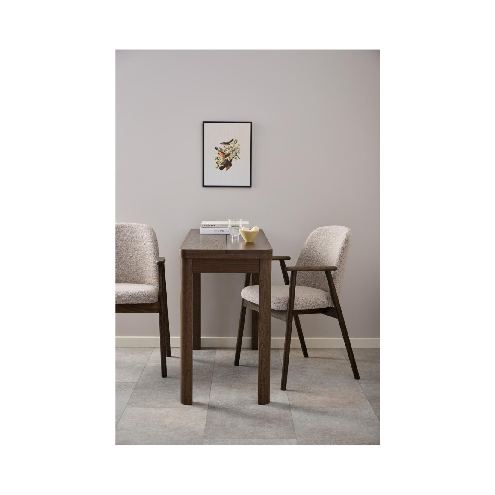 Leo eetkamerstoel met armleuning, stof Monza beige 60 FR, onderstel mat gerookt NC gelakt eiken