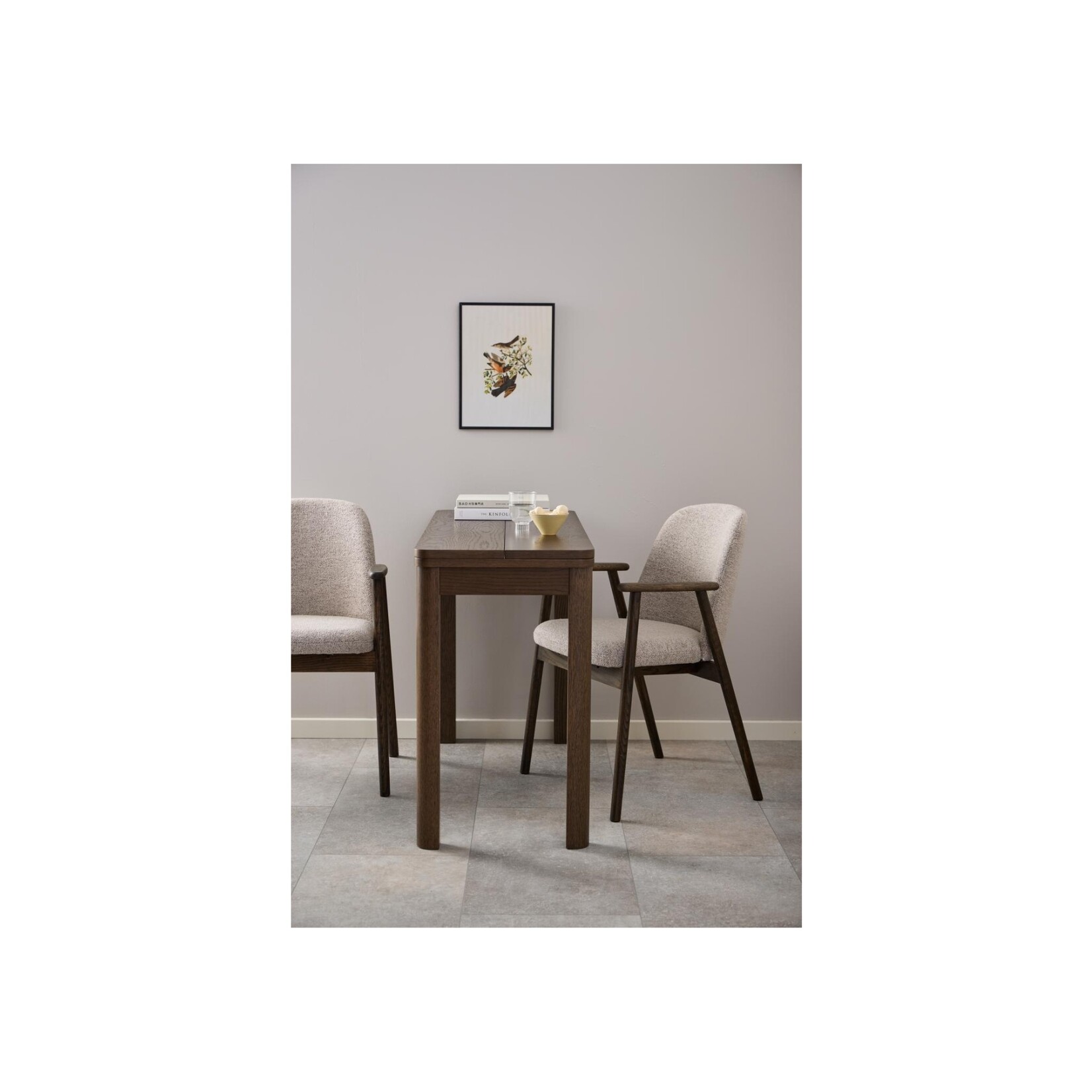 Leo eetkamerstoel met armleuning, stof Monza beige 60 FR, onderstel mat gerookt NC gelakt eiken