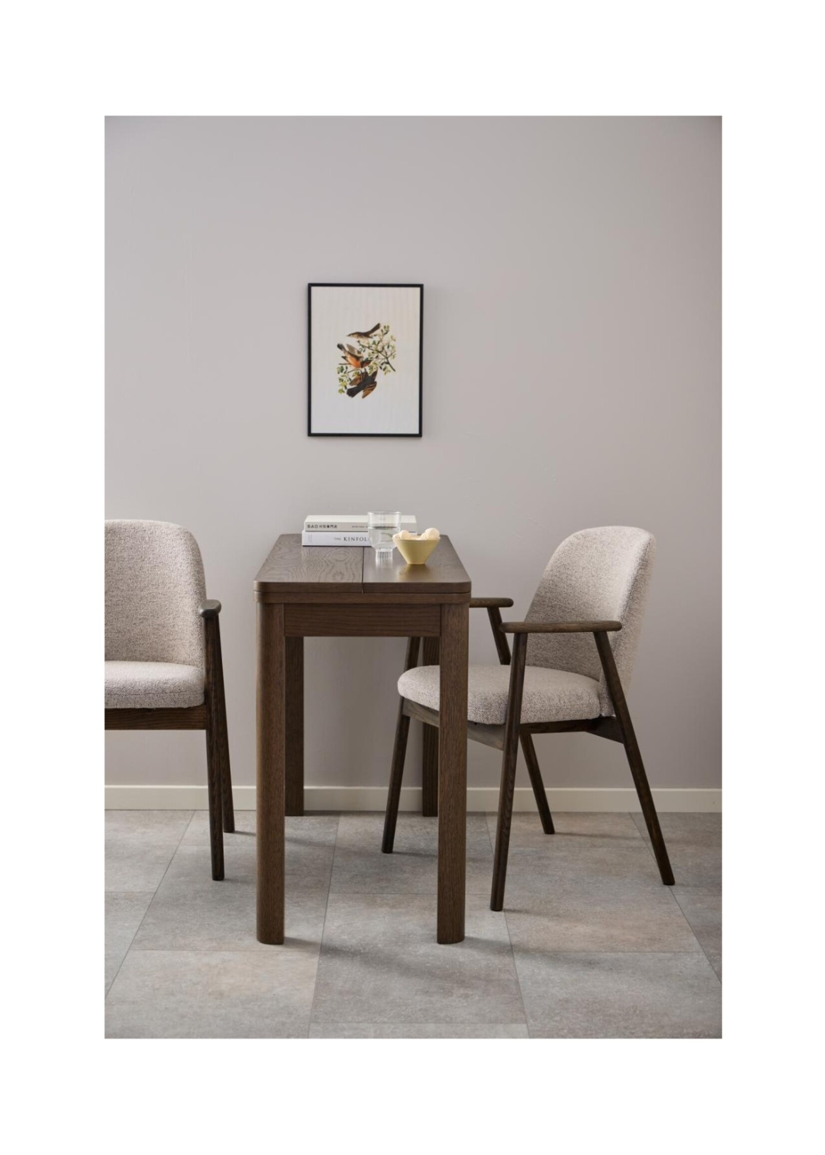 Leo eetkamerstoel met armleuning, stof Monza beige 60 FR, onderstel mat gerookt NC gelakt eiken