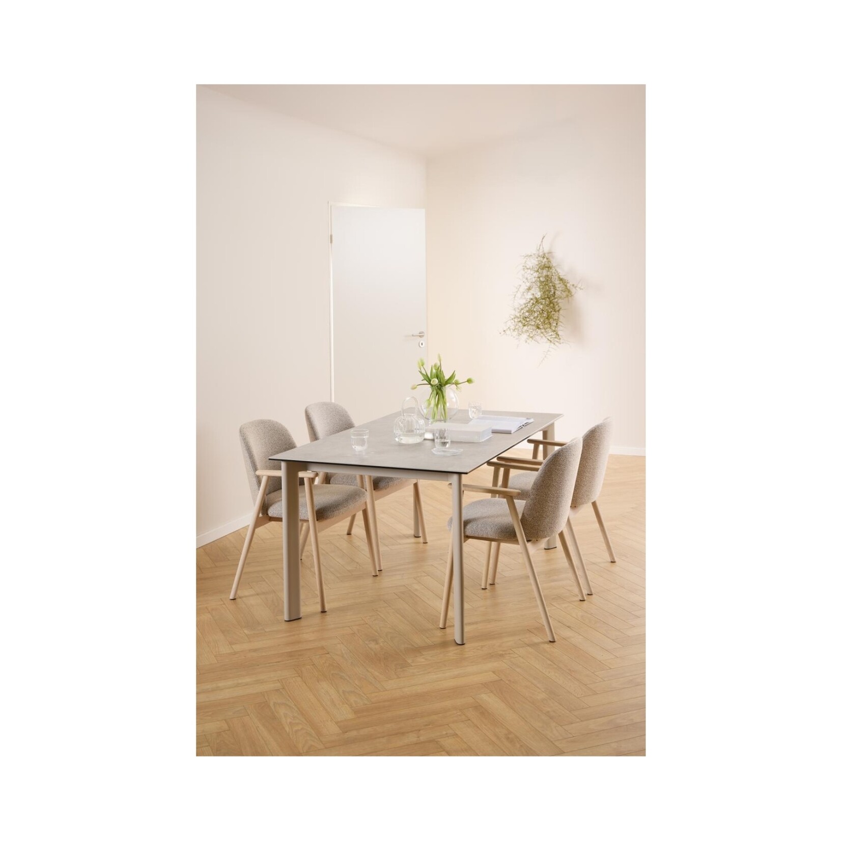 Leo eetkamerstoel met armleuning, stof Monza beige 60, onderstel wit gepigmenteerd geolied eiken