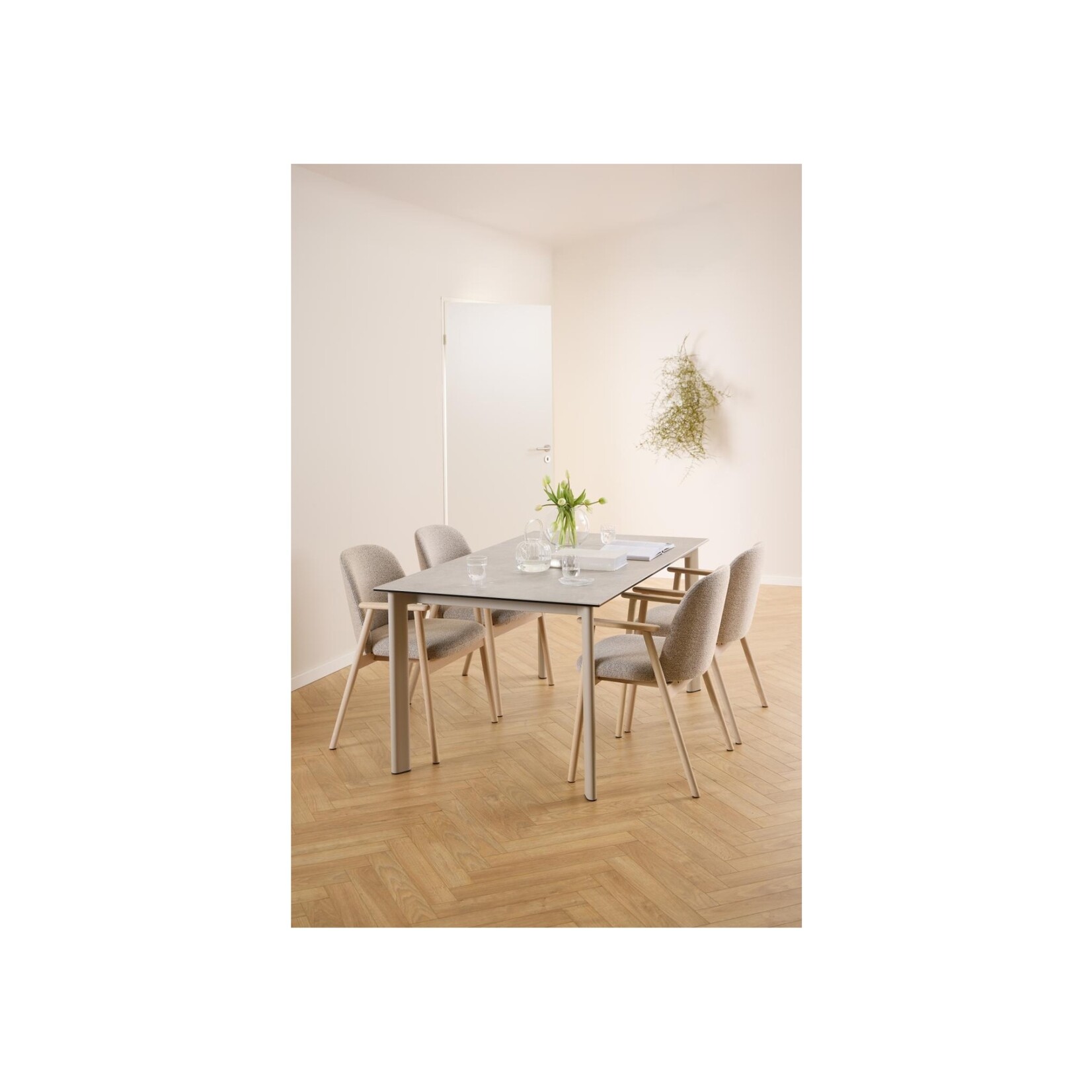 Leo eetkamerstoel met armleuning, stof Monza beige 60, onderstel wit gepigmenteerd geolied eiken