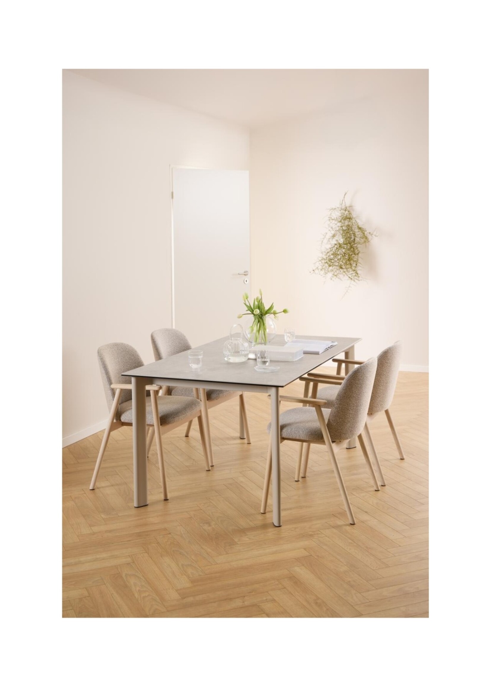 Leo eetkamerstoel met armleuning, stof Monza beige 60, onderstel wit gepigmenteerd geolied eiken