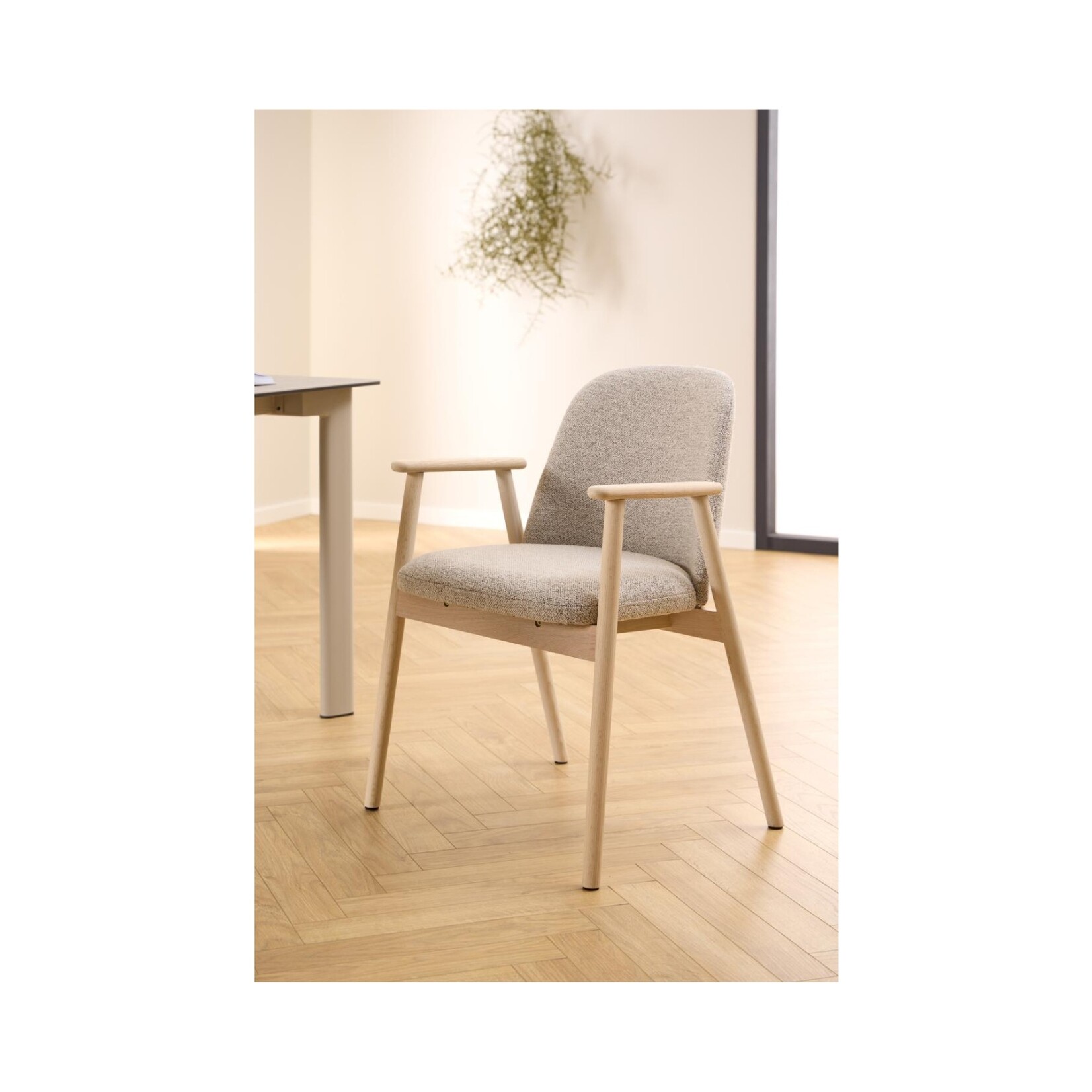 Leo eetkamerstoel met armleuning, stof Monza beige 60, onderstel wit gepigmenteerd geolied eiken