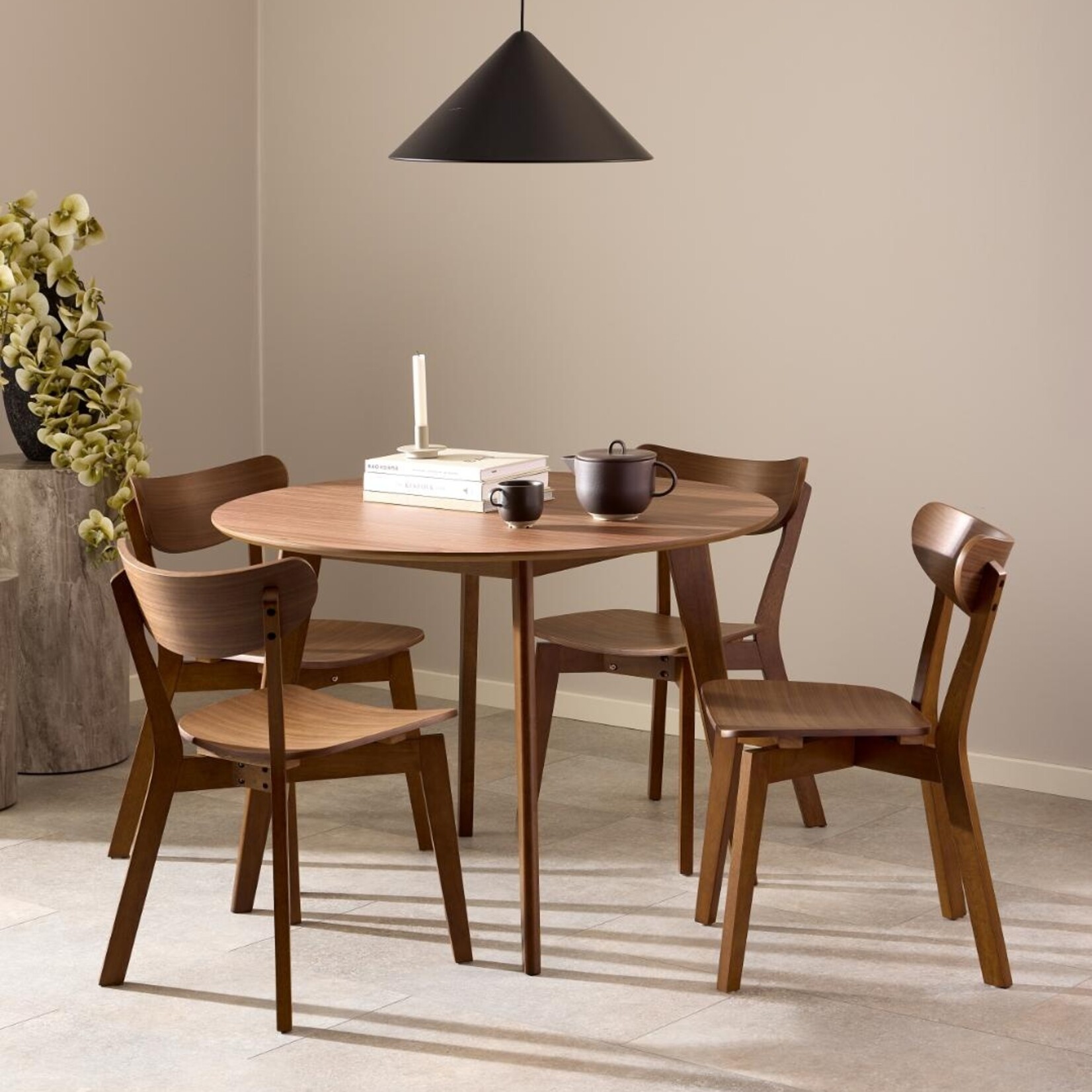 Roxby eettafel notenhout (Ø105x76 cm)