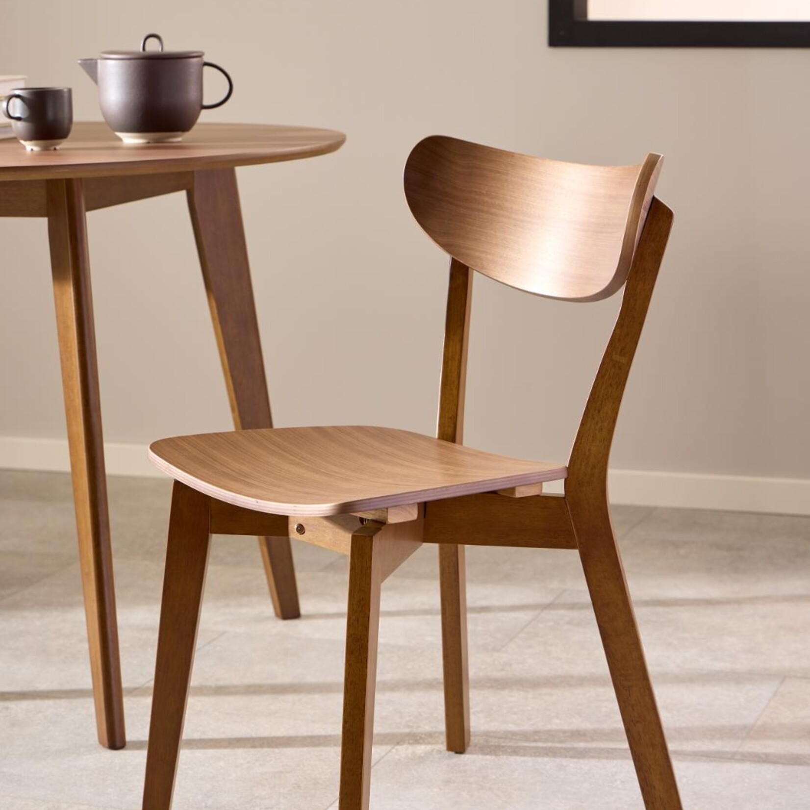 Roxby eettafel notenhout (Ø105x76 cm)