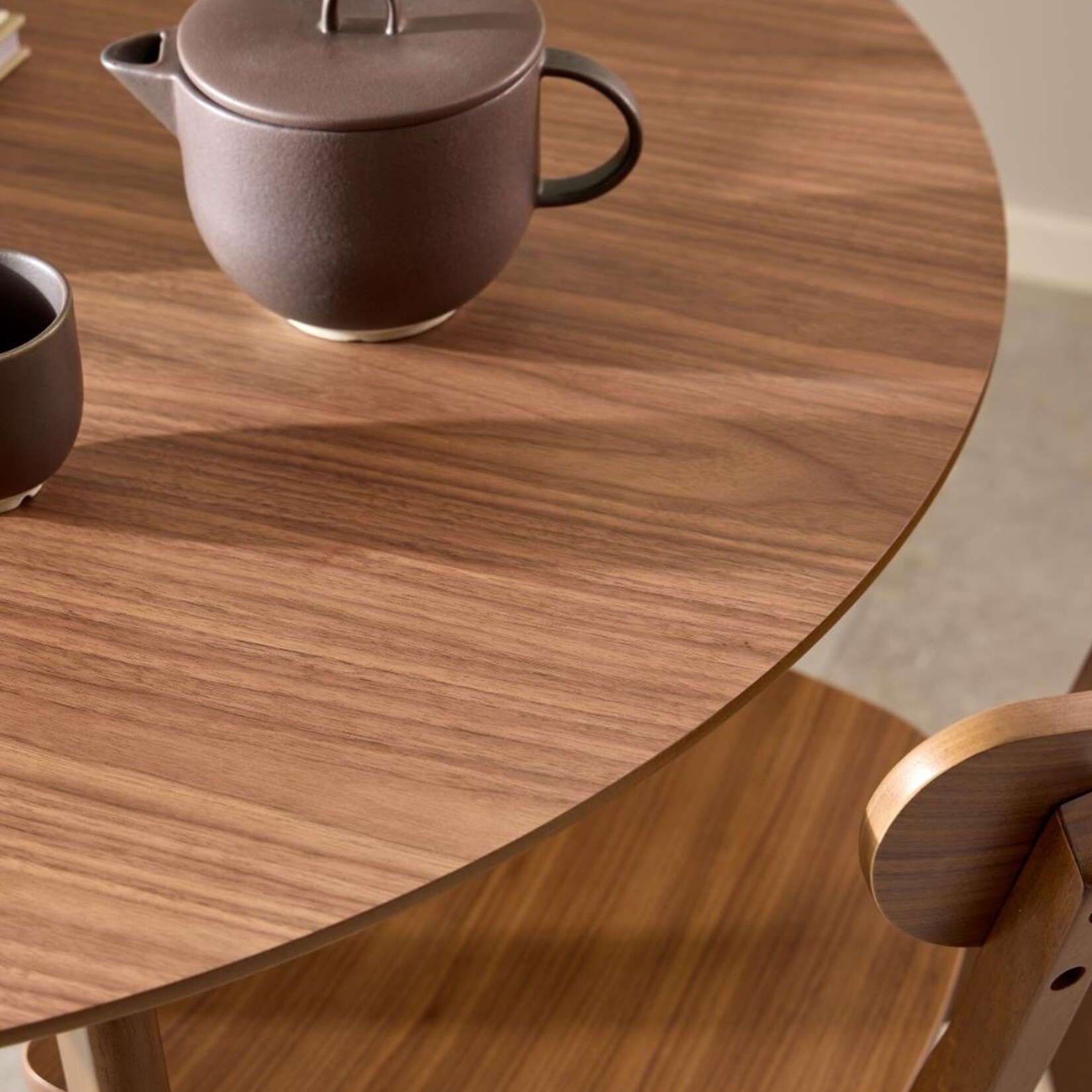 Roxby eettafel notenhout (Ø105x76 cm)