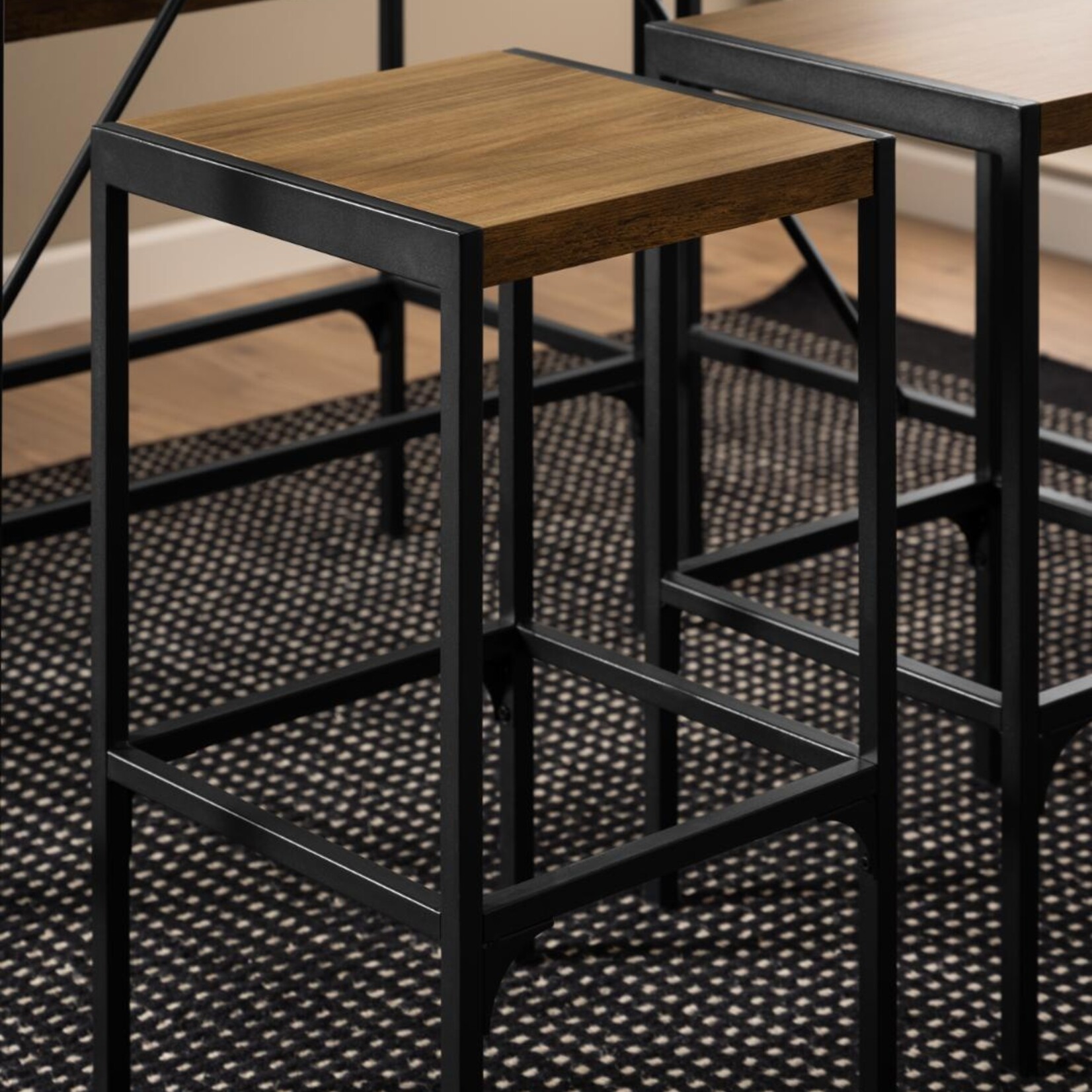 Bartafel met 2 krukken en een bankje