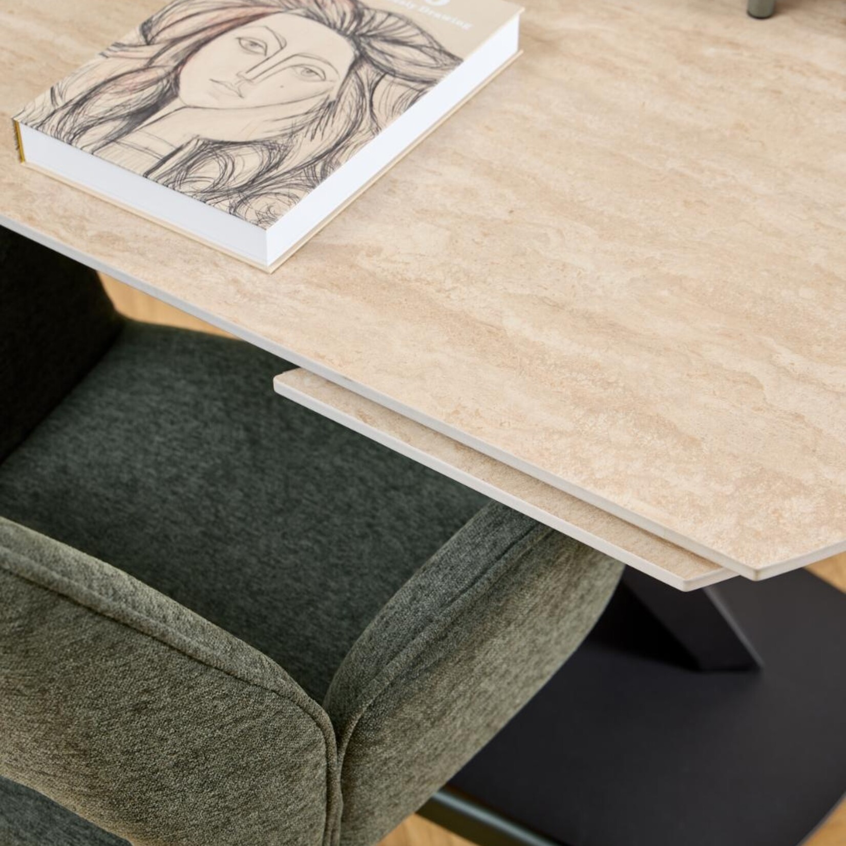 Morella dining table