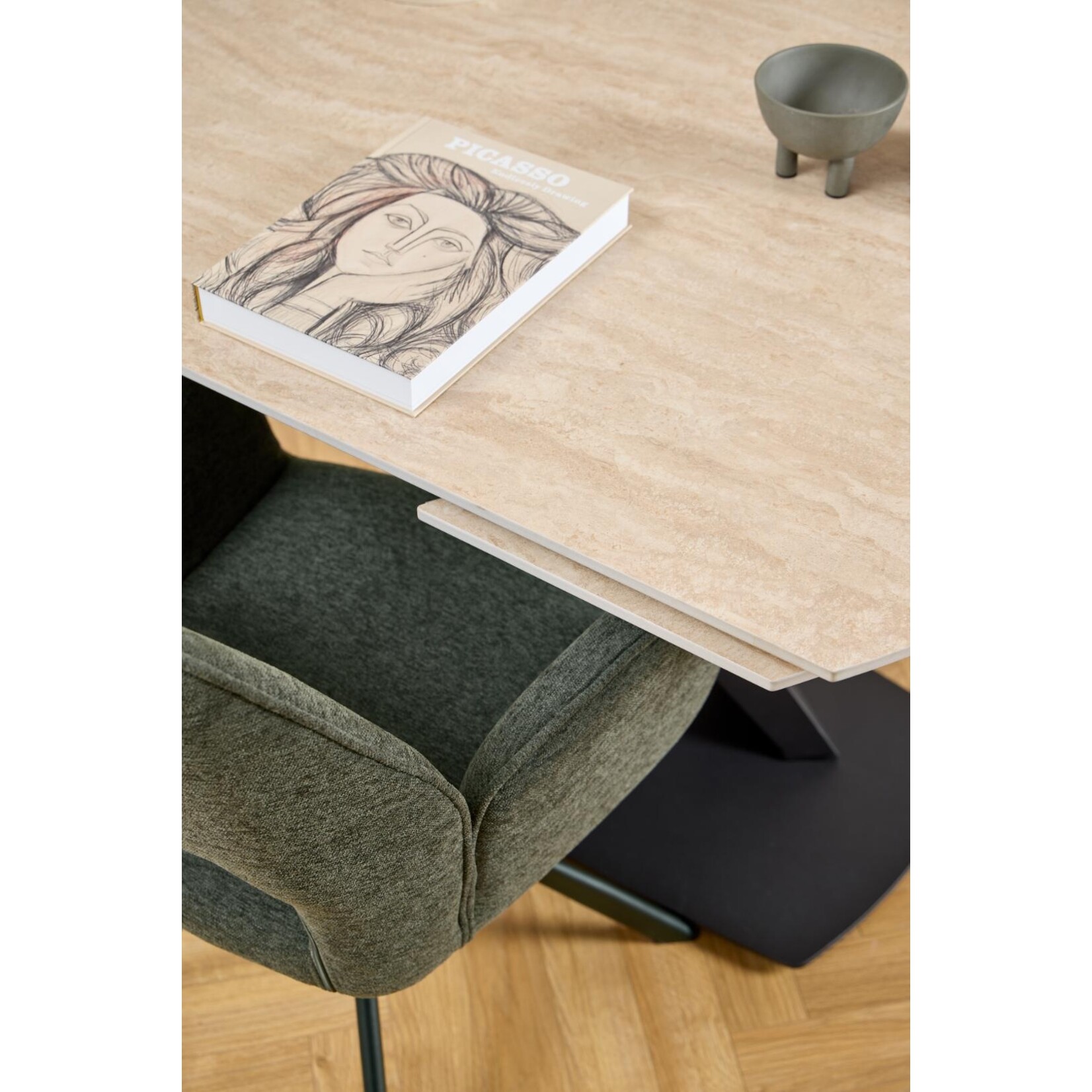 Morella dining table
