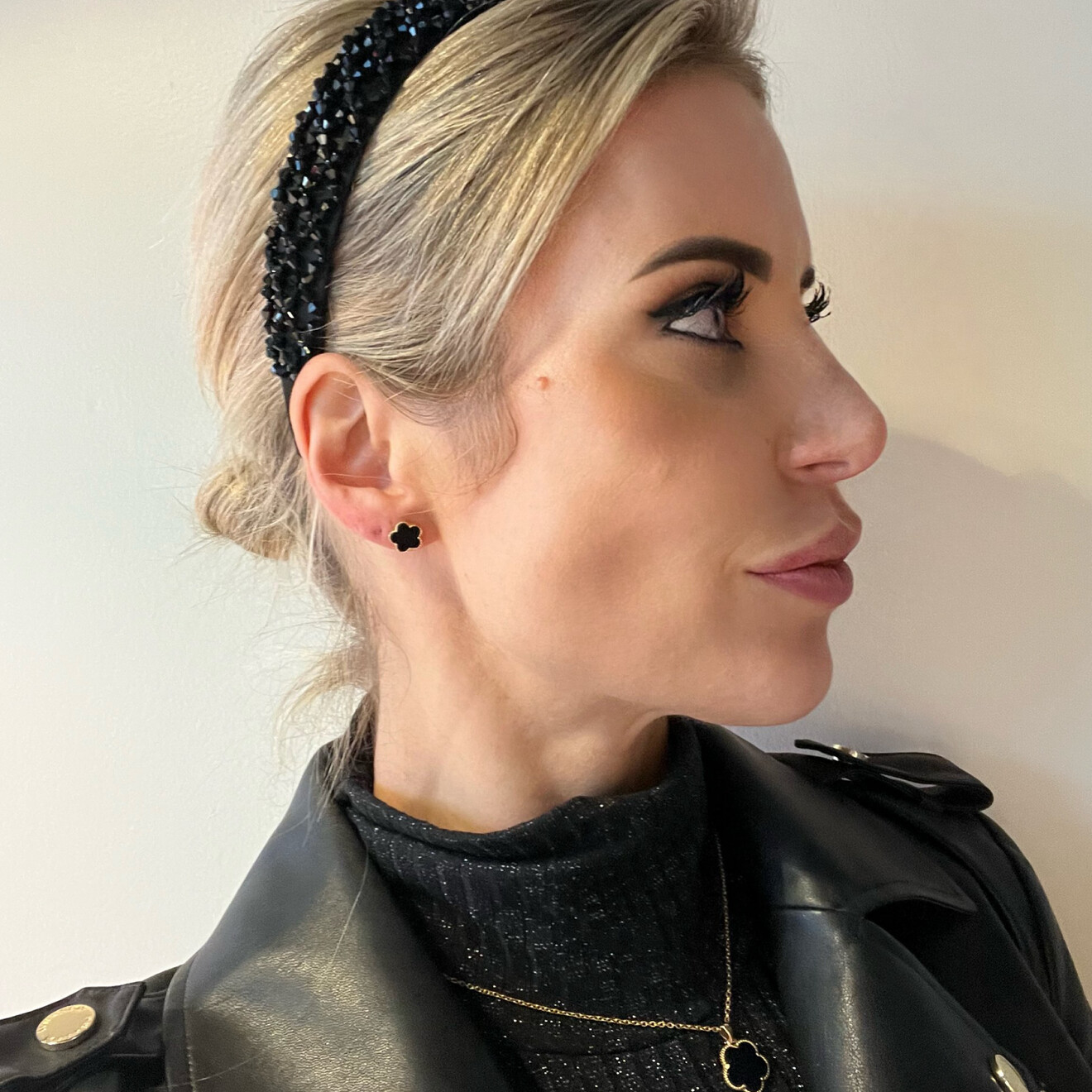 Aurora klaver studs zwart goud