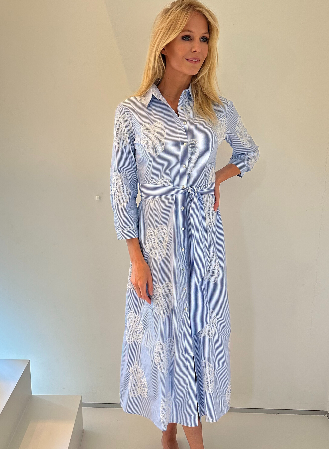 Kady blauw wit geborduurde jurk