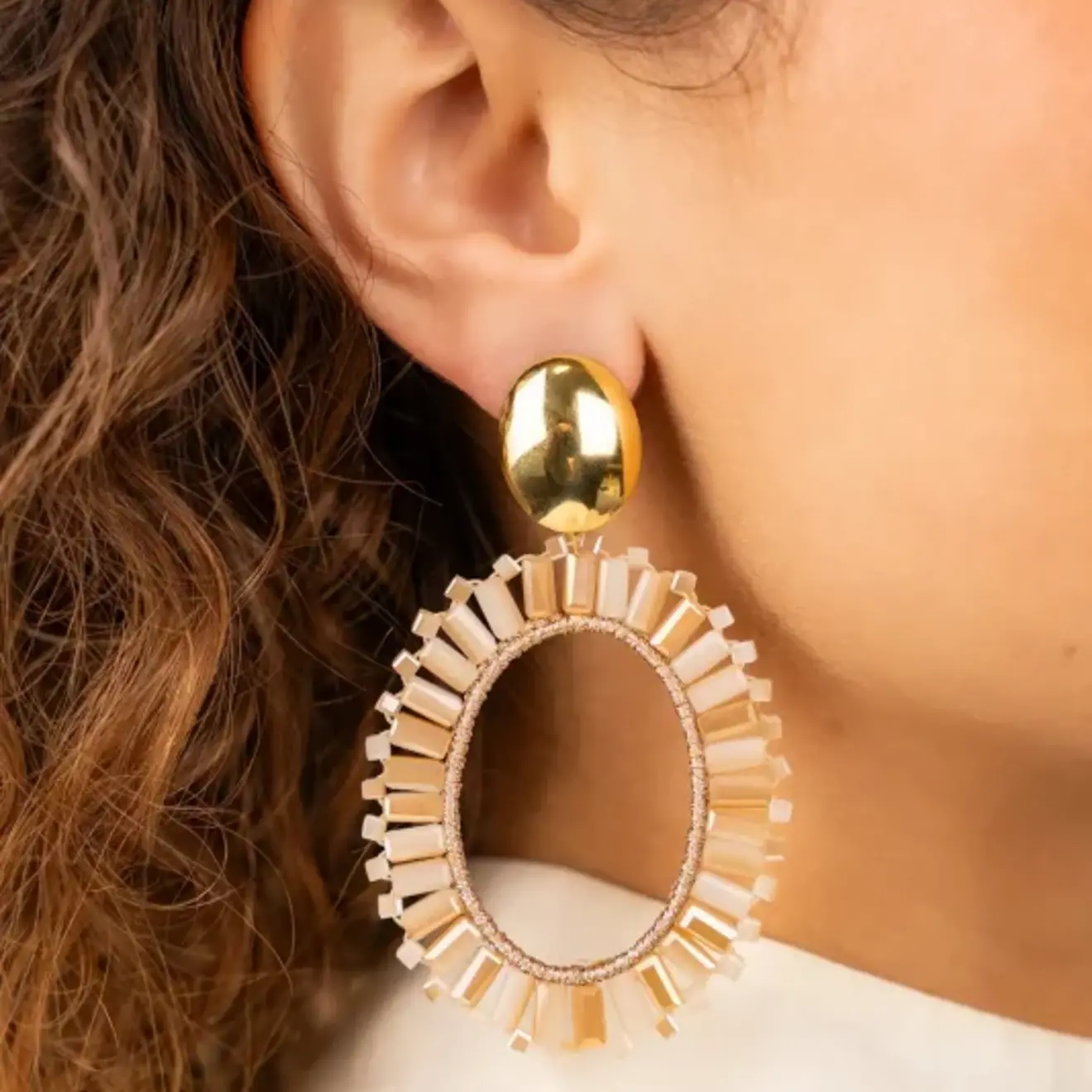 Naomi mixed beige oorbellen goud