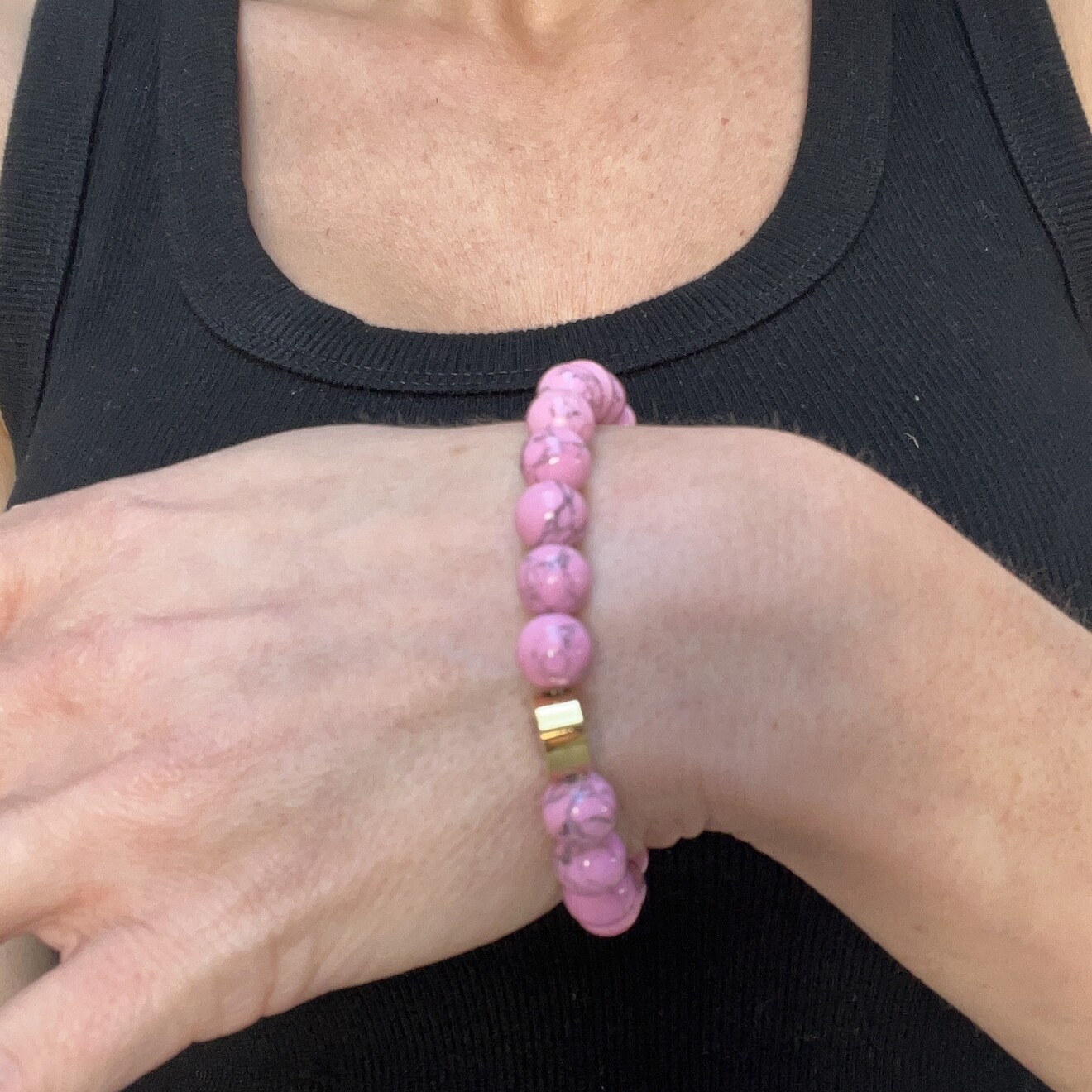 Parelarmband elastisch donker roze