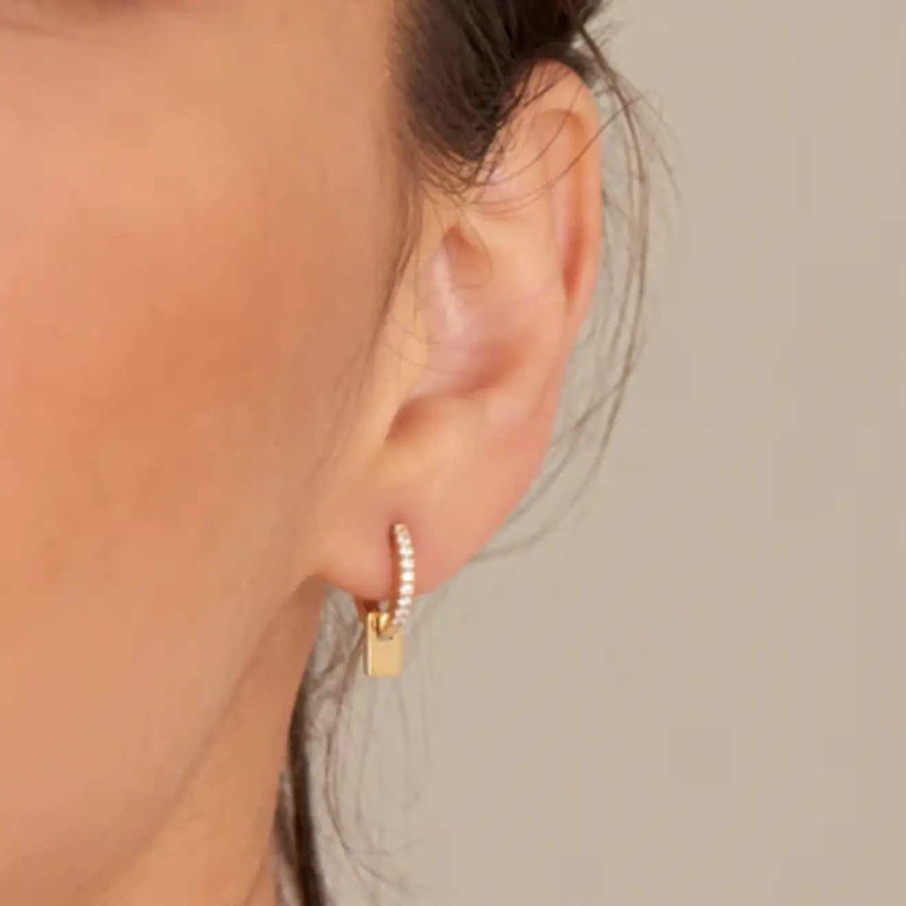 Glam pendant huggie hoop oorbellen goud