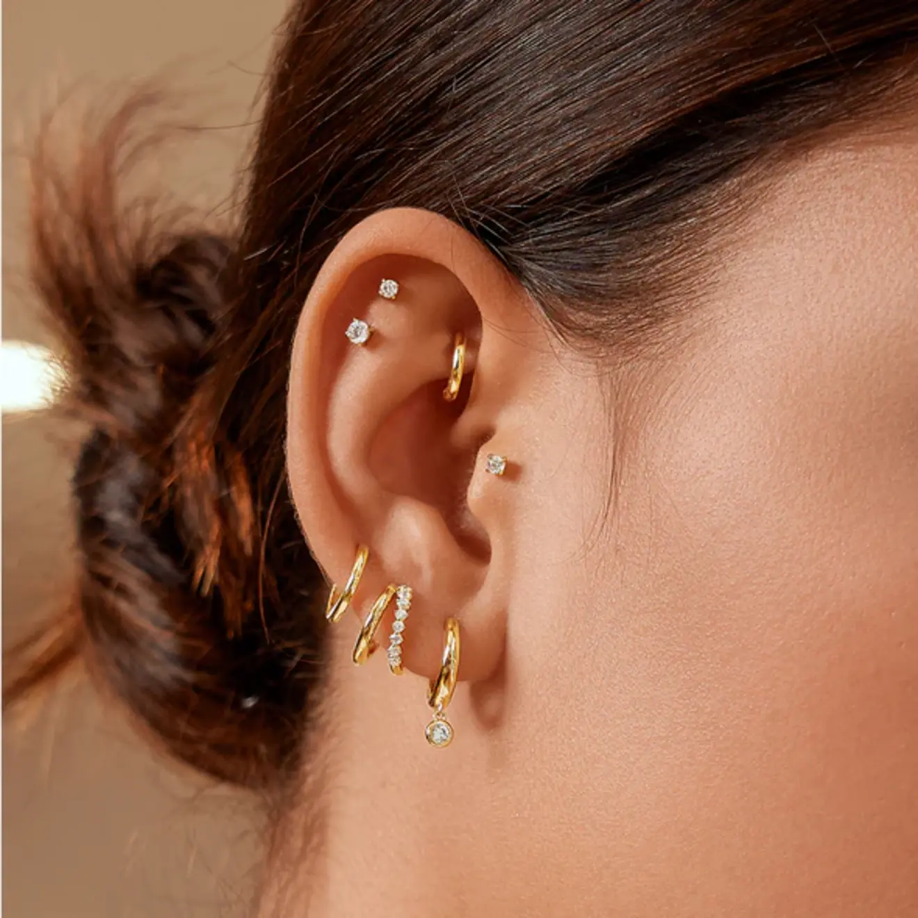 Cubic zirkonia drop huggie hoop oorbellen goud